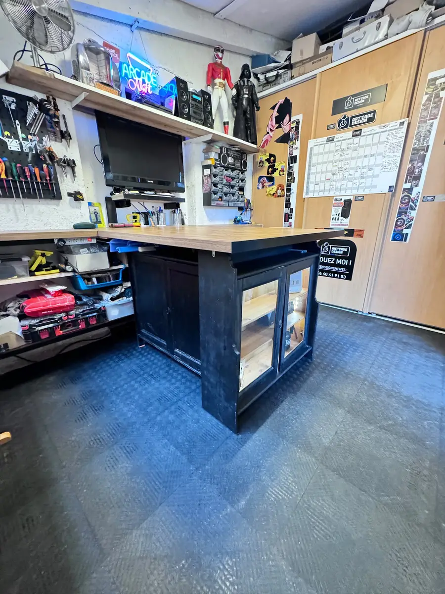 L'atelier Art'cade Design à Nice : établi, outils et bornes en cours de fabrication