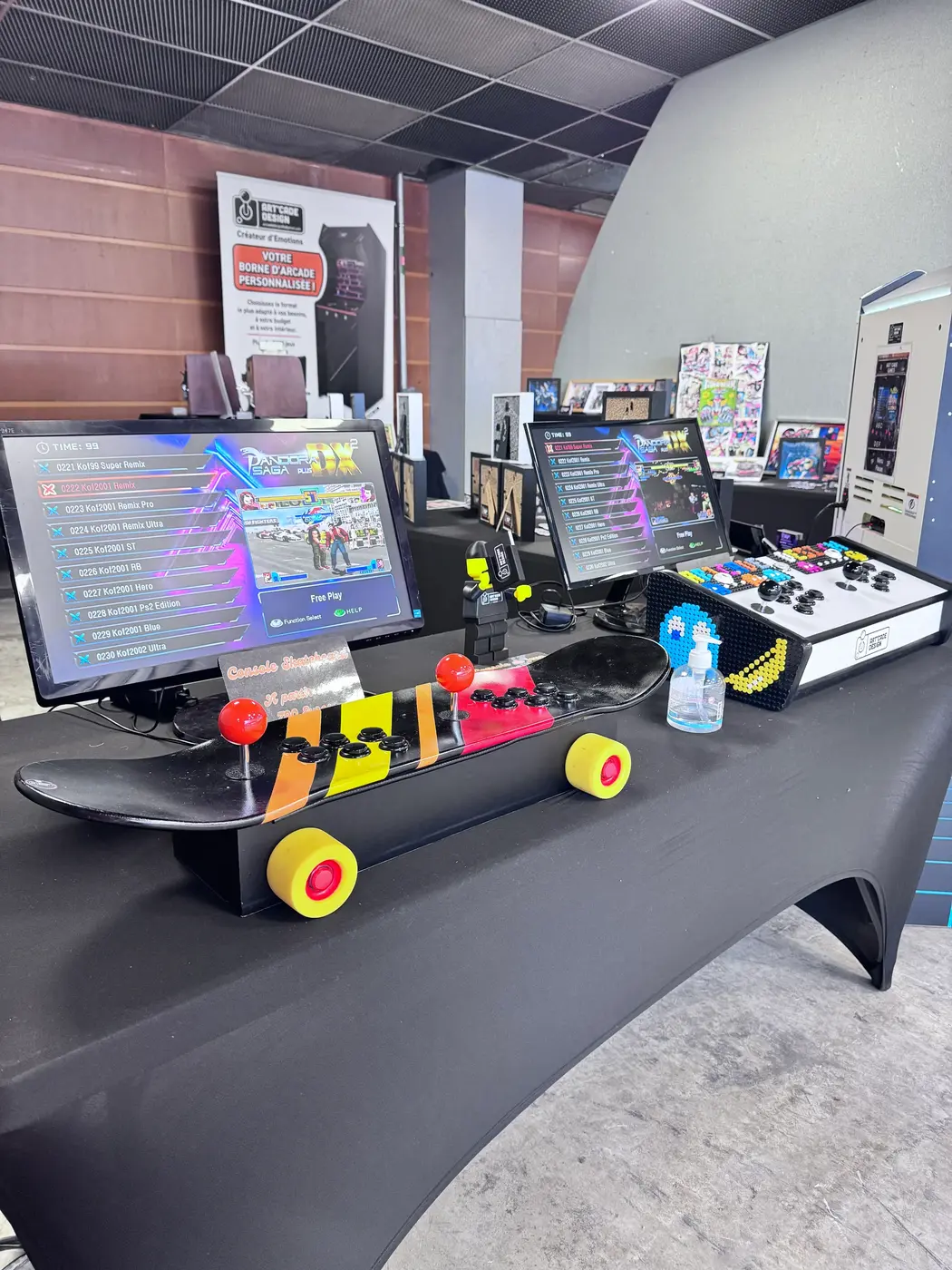 Stand Art'cade Design en salon : bornes et consoles en animation d'événement
