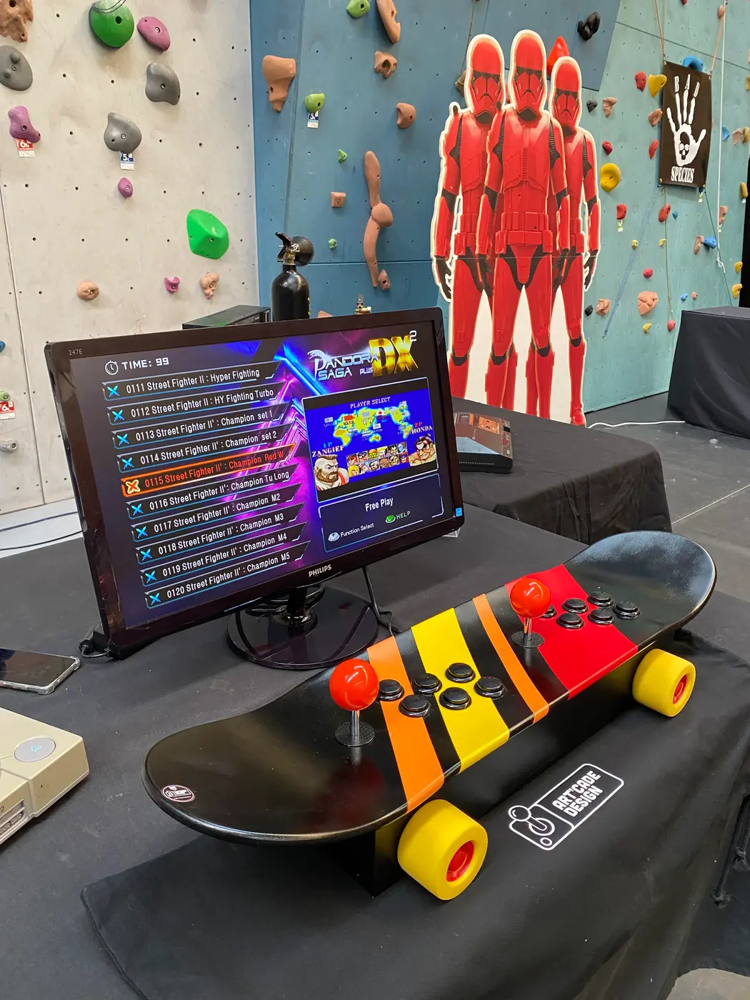 Console de jeux rétro nomade Art'cade Design en skateboard, testée sur un événement