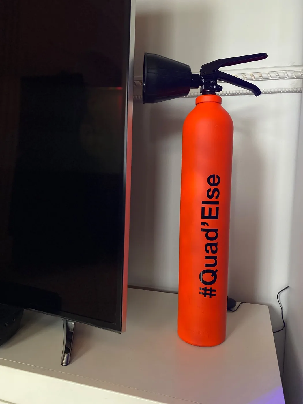 Extincteur orange personnalisé au marquage #Quad'Else, aux couleurs de l'entreprise — Art'cade Design Nice