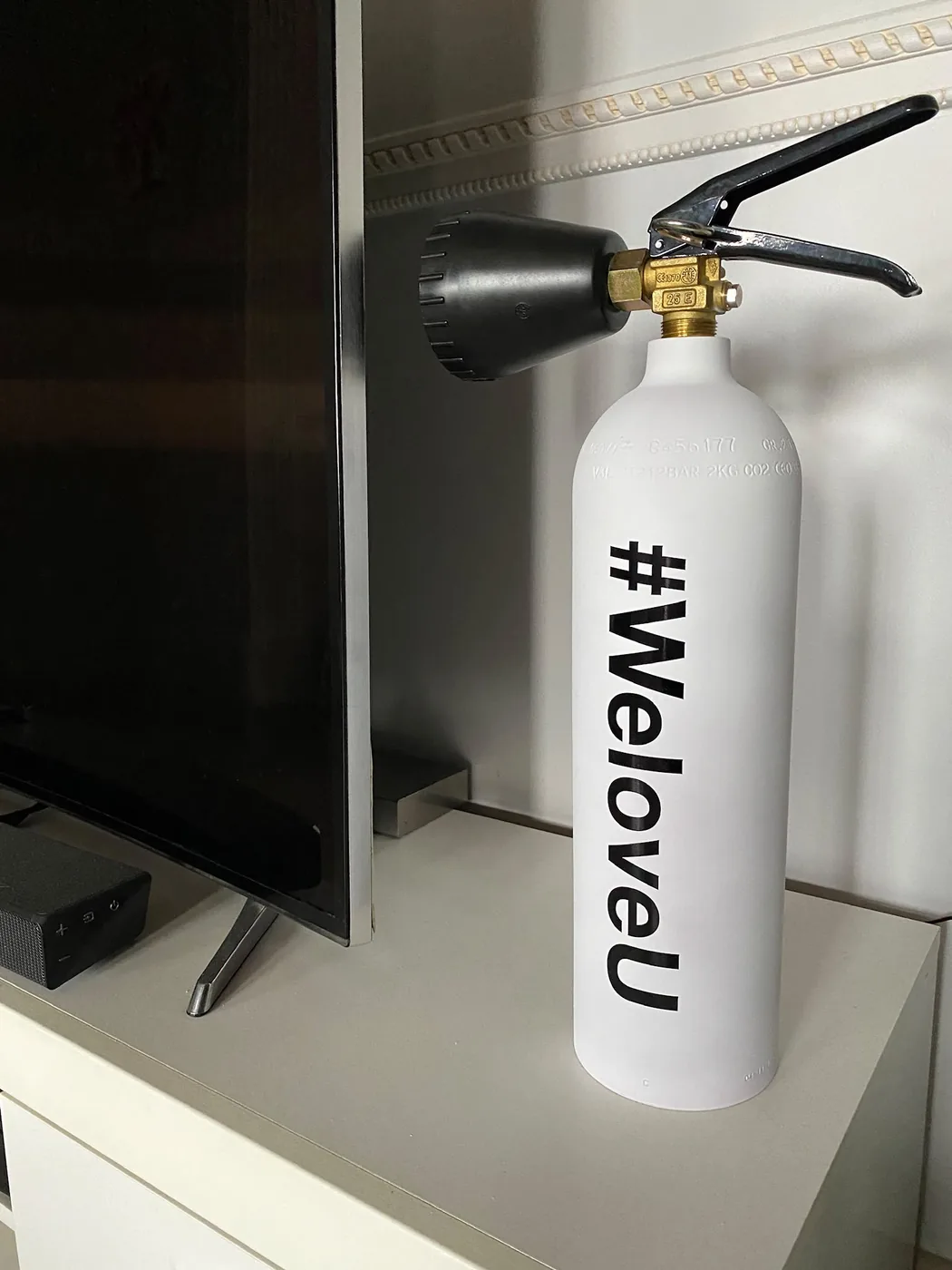 Extincteur blanc personnalisé au marquage #WeloveU aux couleurs de l'entreprise — Art'cade Design Nice