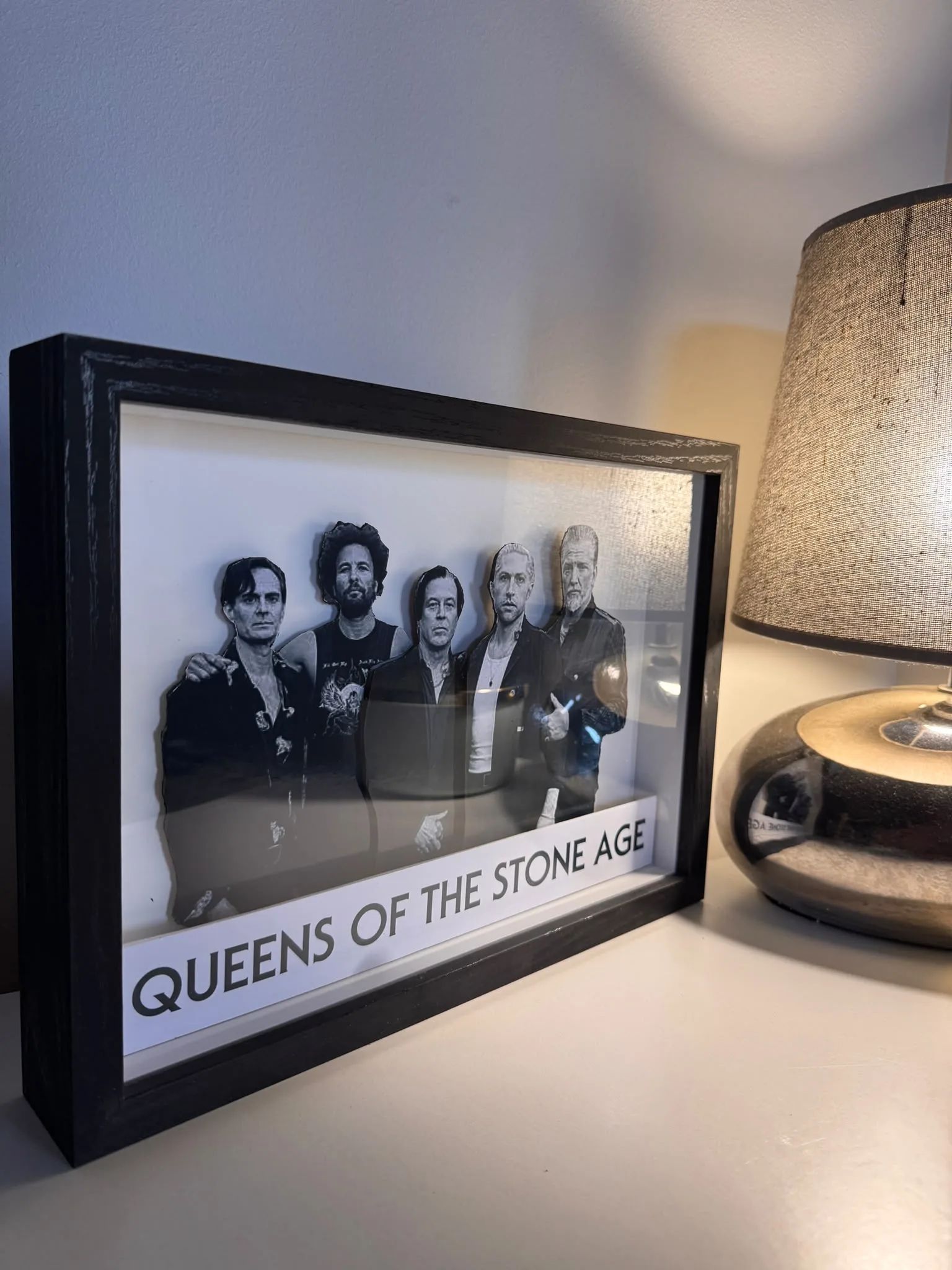 Cadre relief A4 : Queens of the Stone Age, membres découpés en silhouette et posés en relief dans un cadre paysage — Art'cade Design Nice