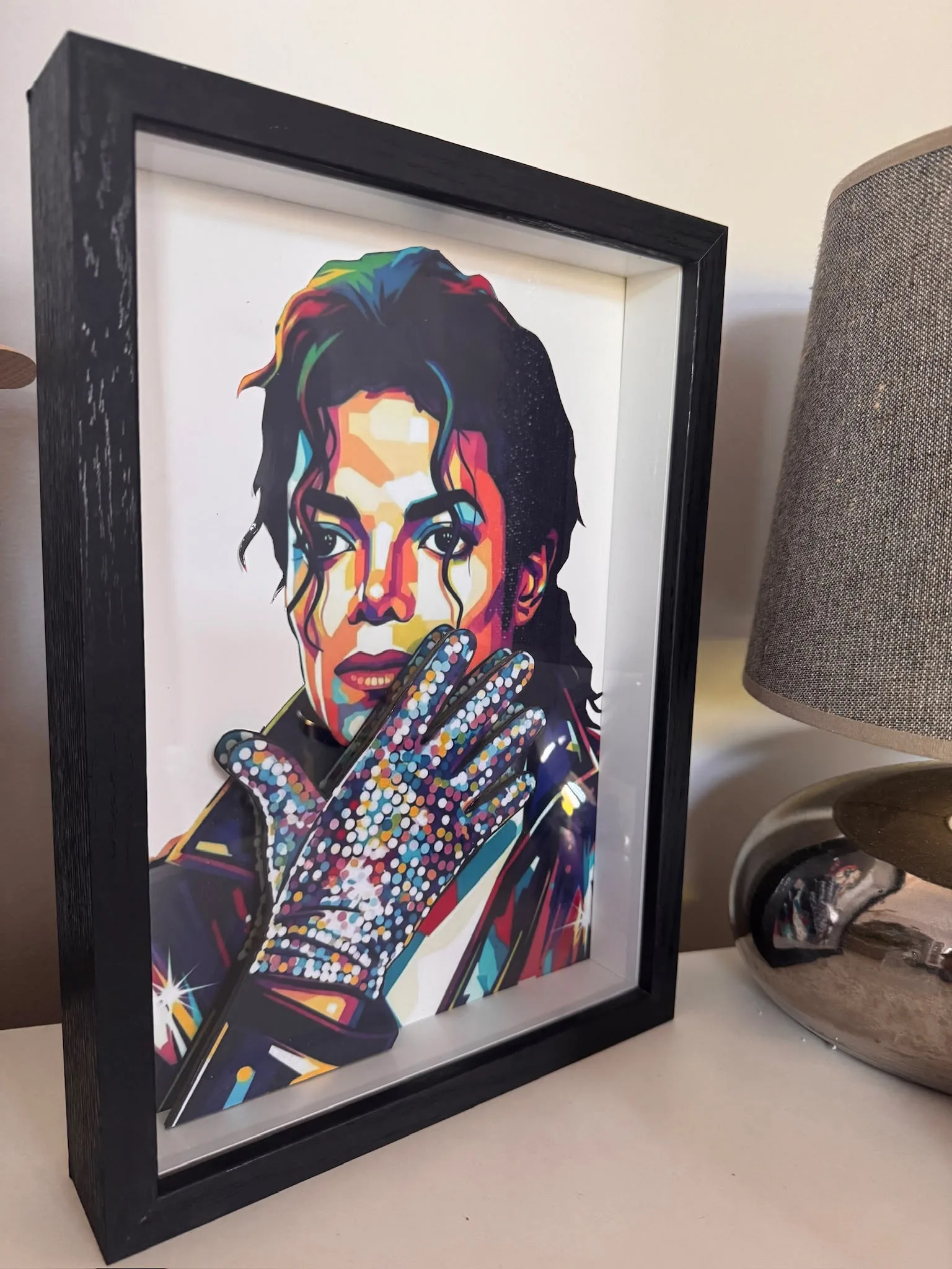 Cadre relief carré : Michael Jackson en composition pop-art multicolore avec gant à paillettes en relief — Art'cade Design Nice