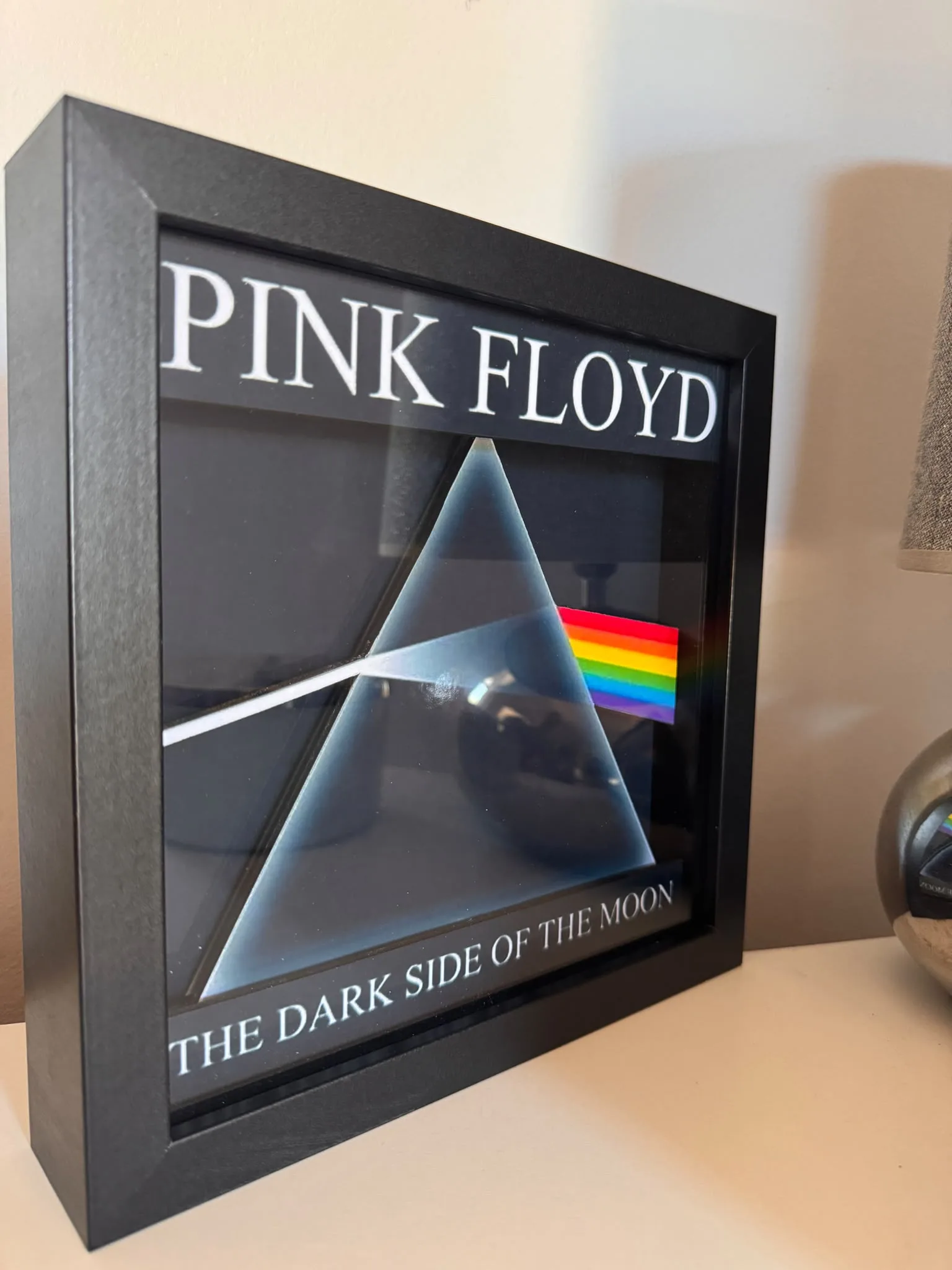 Cadre relief carré : la pochette de Dark Side of the Moon de Pink Floyd reconstituée en relief — Art'cade Design Nice