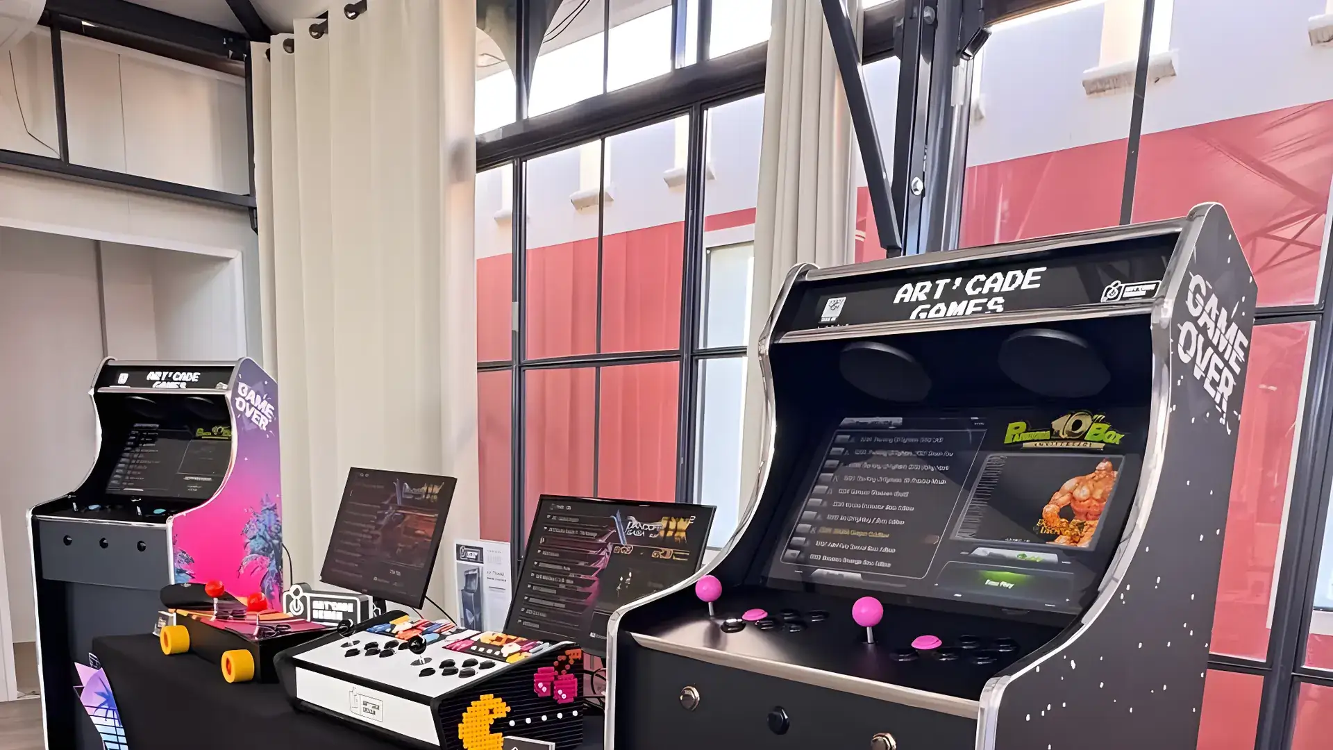 Borne d'arcade Art'cade Design dans un intérieur d'exception sur la Côte d'Azur