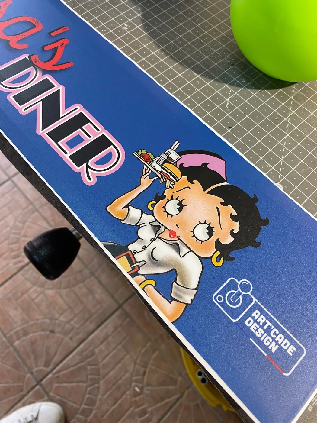Marquee « Betty's Diner » de la borne arcade en cours de fabrication — Art'cade Design Nice