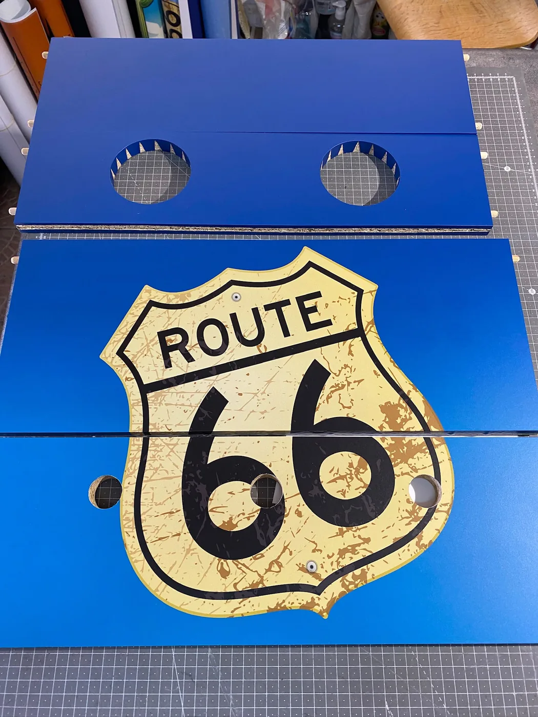 Blason Route 66 doré appliqué sur le panneau de la borne arcade — Art'cade Design Nice