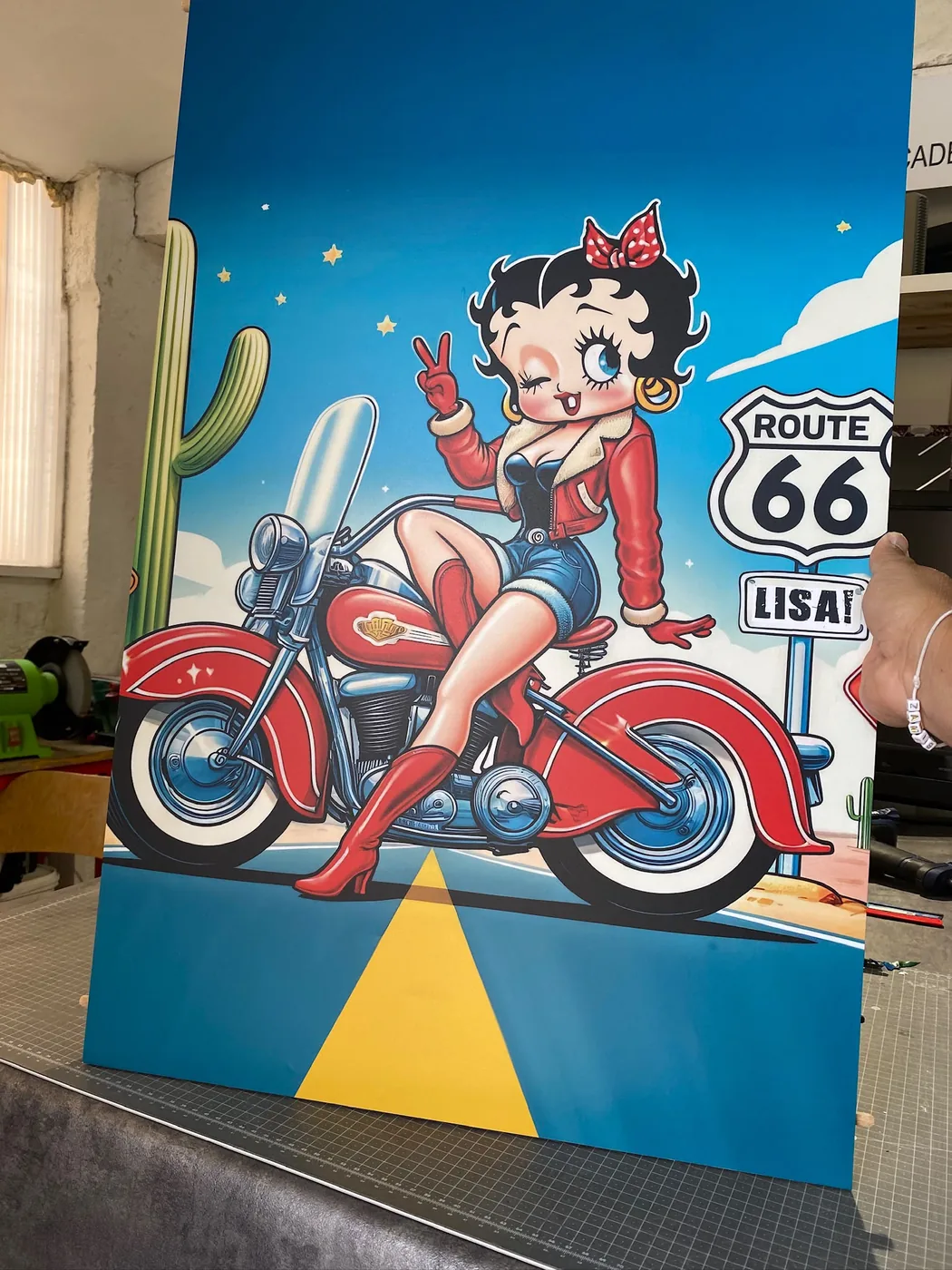 Flanc illustré Betty Boop à moto sur fond Route 66 — Art'cade Design Nice
