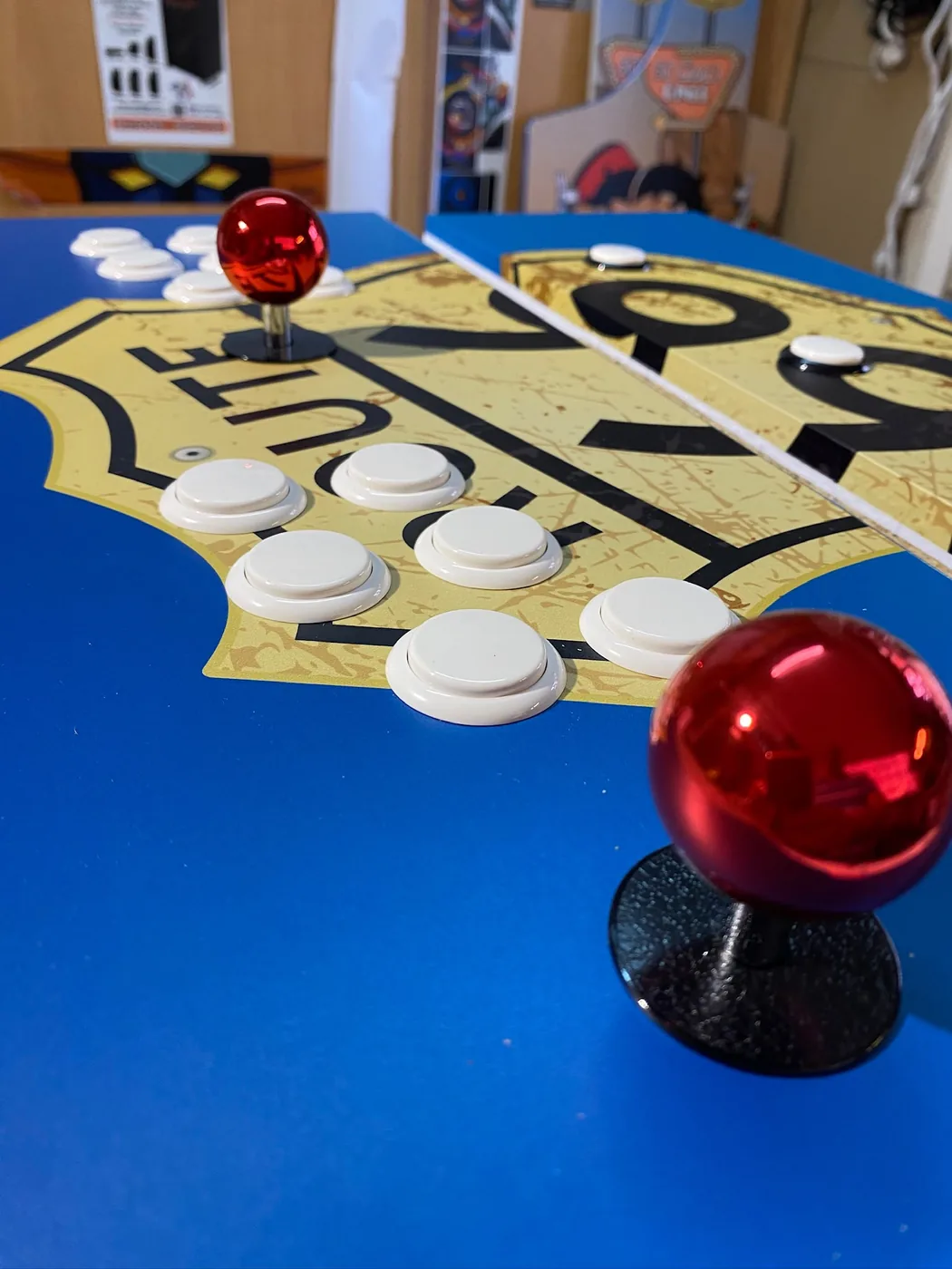 Panneau de contrôle Betty Boop, boutons blancs et joystick rouge — Art'cade Design Nice