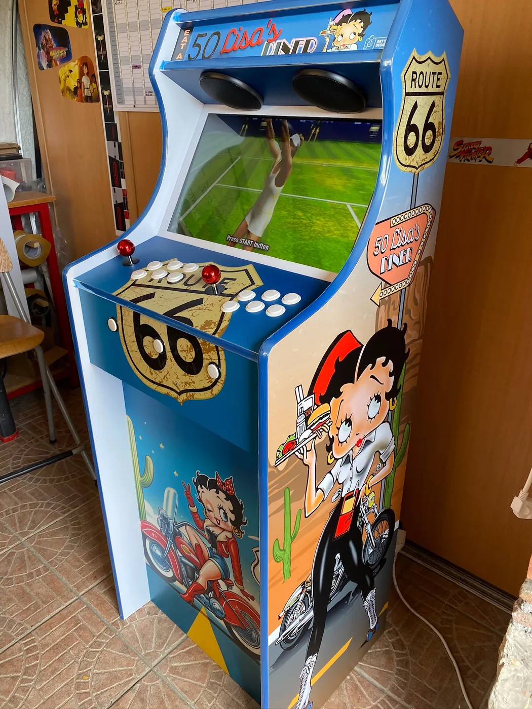 Borne arcade Betty Boop vue de trois quarts, habillage complet — Art'cade Design Nice
