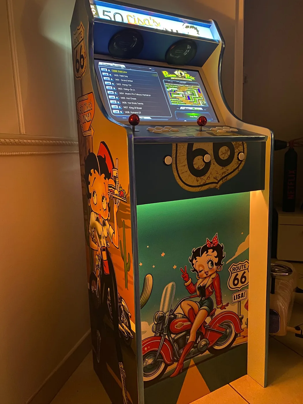 Borne arcade Betty Boop mise en lumière par son éclairage LED — Art'cade Design Nice