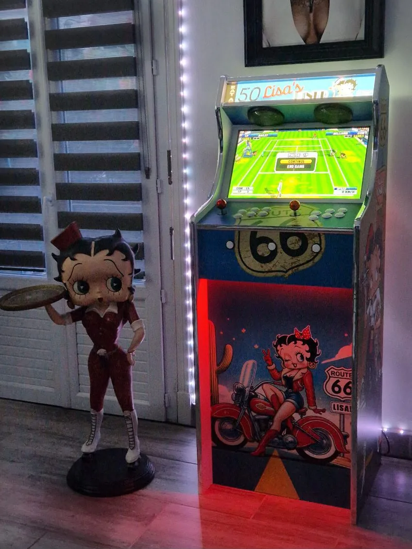 Borne arcade Betty Boop éclairée en rose aux côtés d'une figurine — Art'cade Design Nice