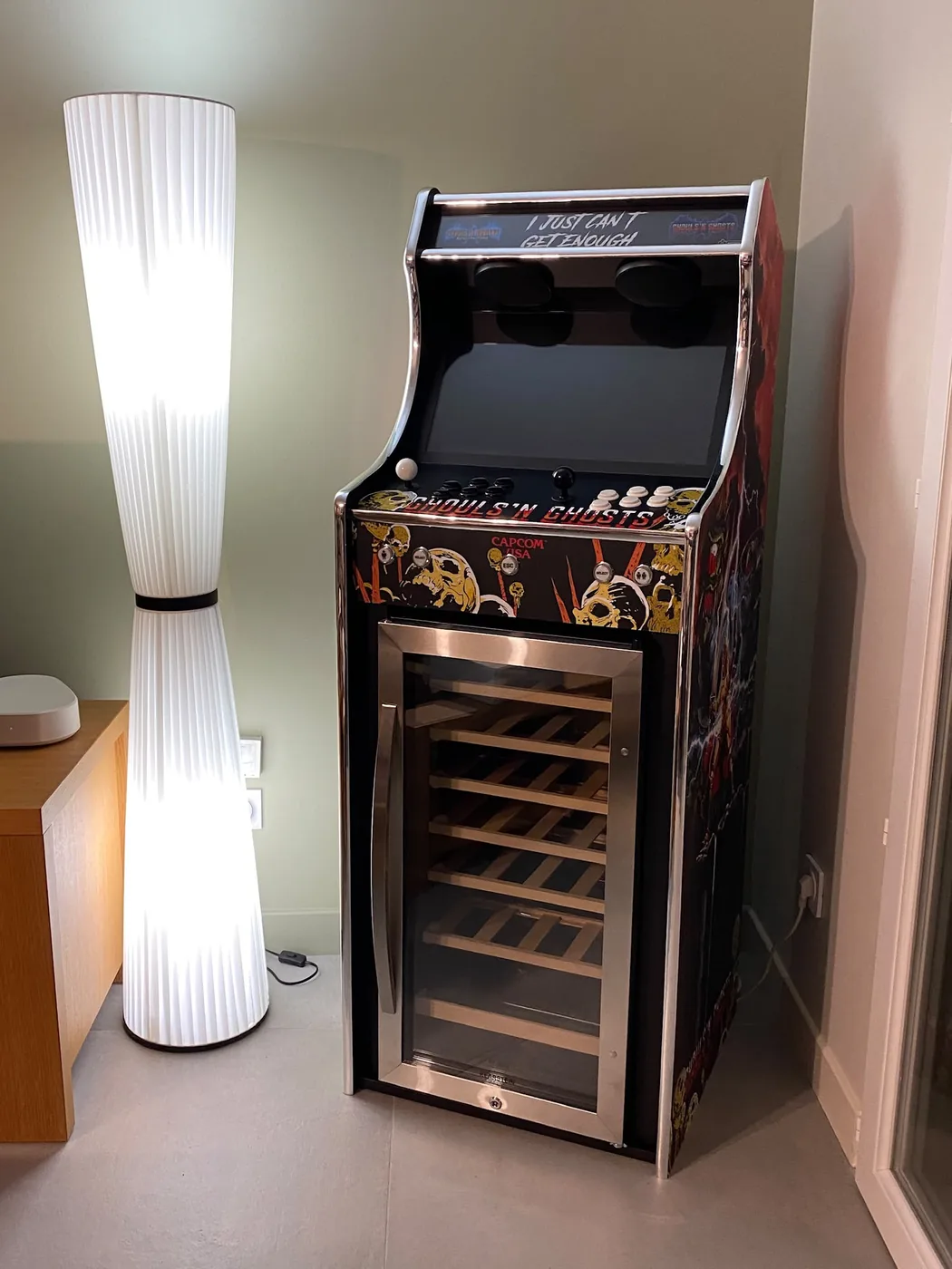 Borne arcade Combi cave à vins installée dans un salon — Art'cade Design Nice