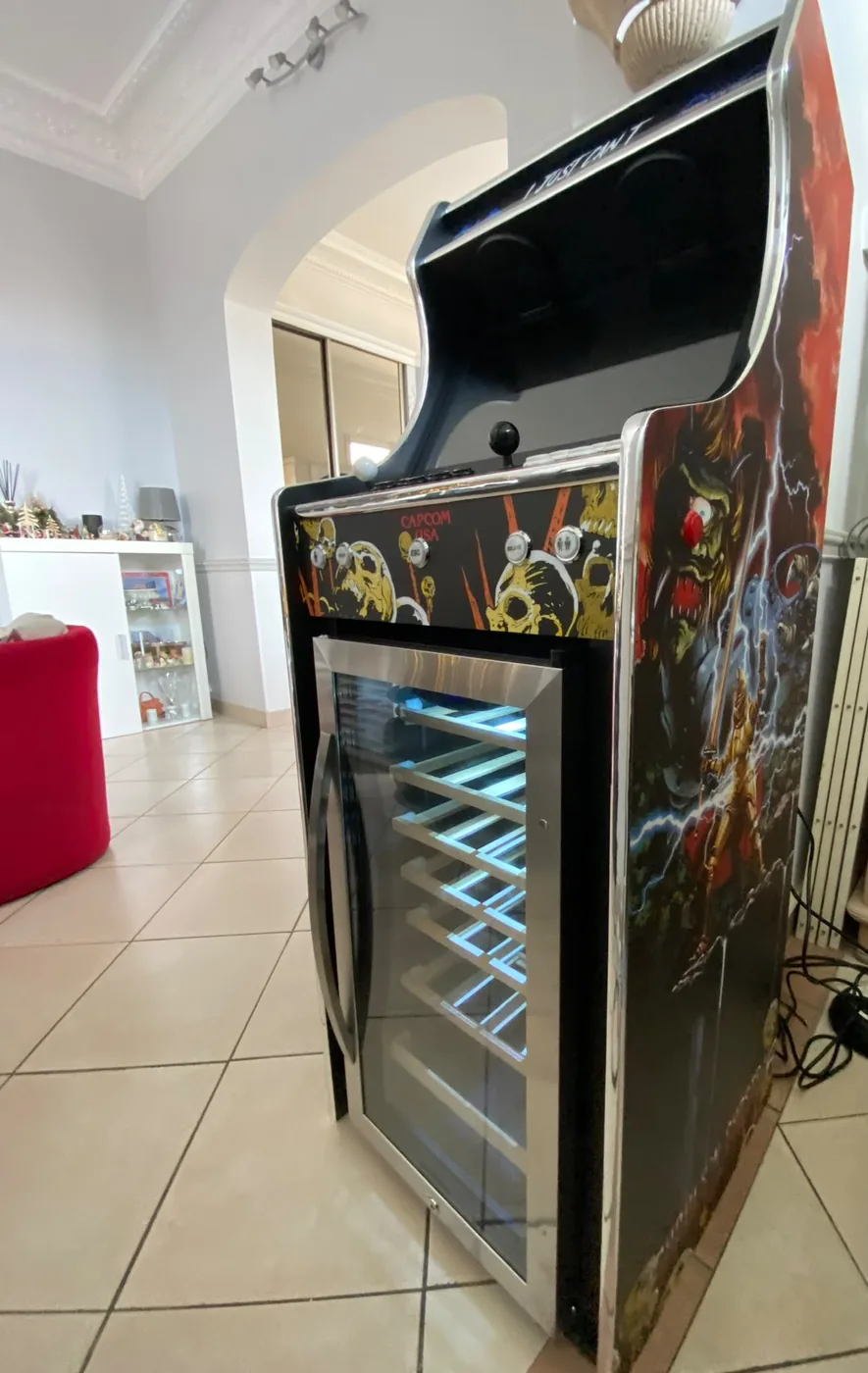 Borne arcade Combi vue de trois quarts, cave à vins dans le socle — Art'cade Design Nice