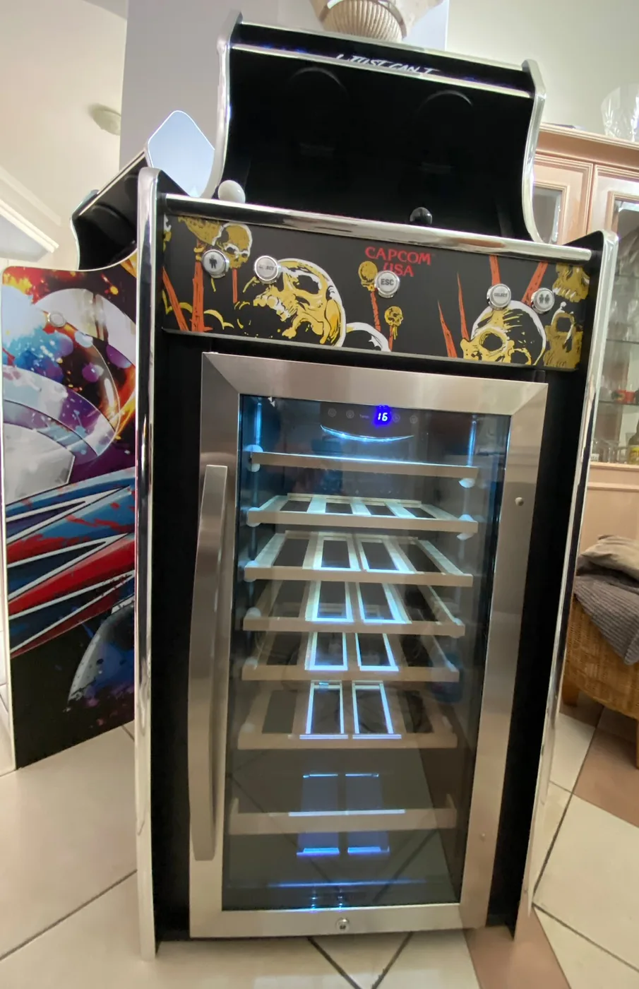 Cave à vins éclairée intégrée au socle de la borne d'arcade — Art'cade Design Nice