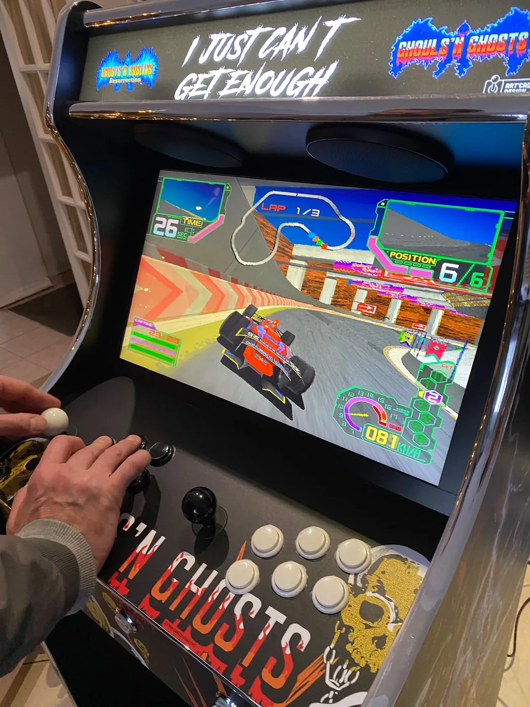 Partie de jeu de course en cours sur la borne arcade Combi — Art'cade Design Nice
