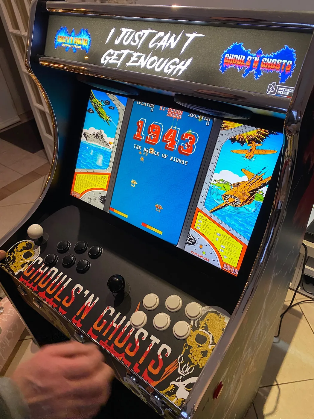Écran de la borne Combi affichant le jeu d'arcade 1943 — Art'cade Design Nice