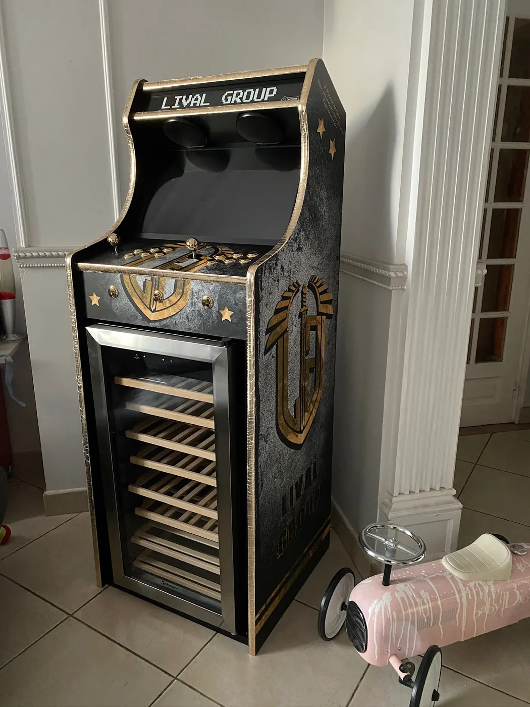 Borne d'arcade Combi sur mesure avec réfrigérateur intégré, habillage noir et or aux couleurs d'une entreprise — Art'cade Design Nice