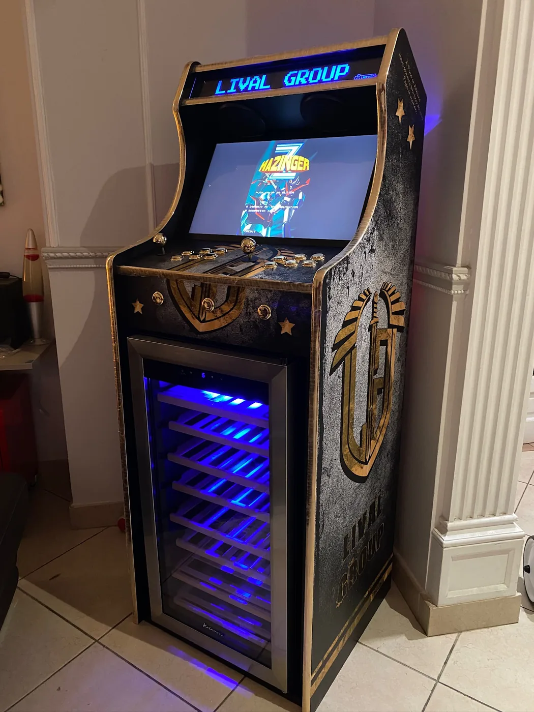Borne arcade Combi allumée, réfrigérateur du socle éclairé en bleu — Art'cade Design Nice