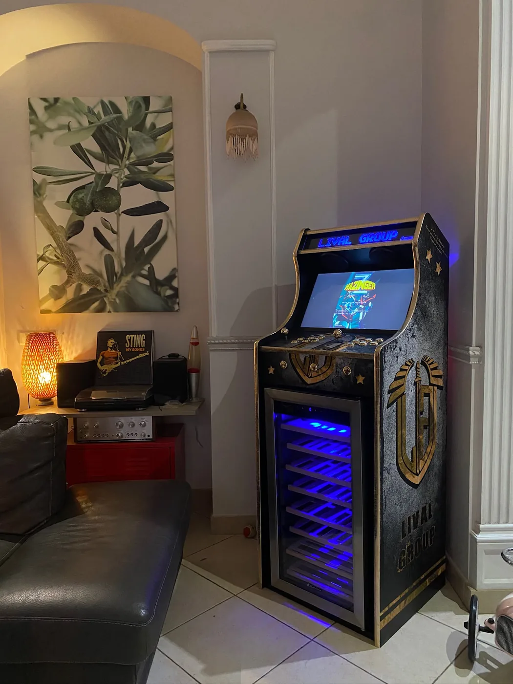 Borne arcade Combi réfrigérateur installée dans un espace d'accueil — Art'cade Design Nice