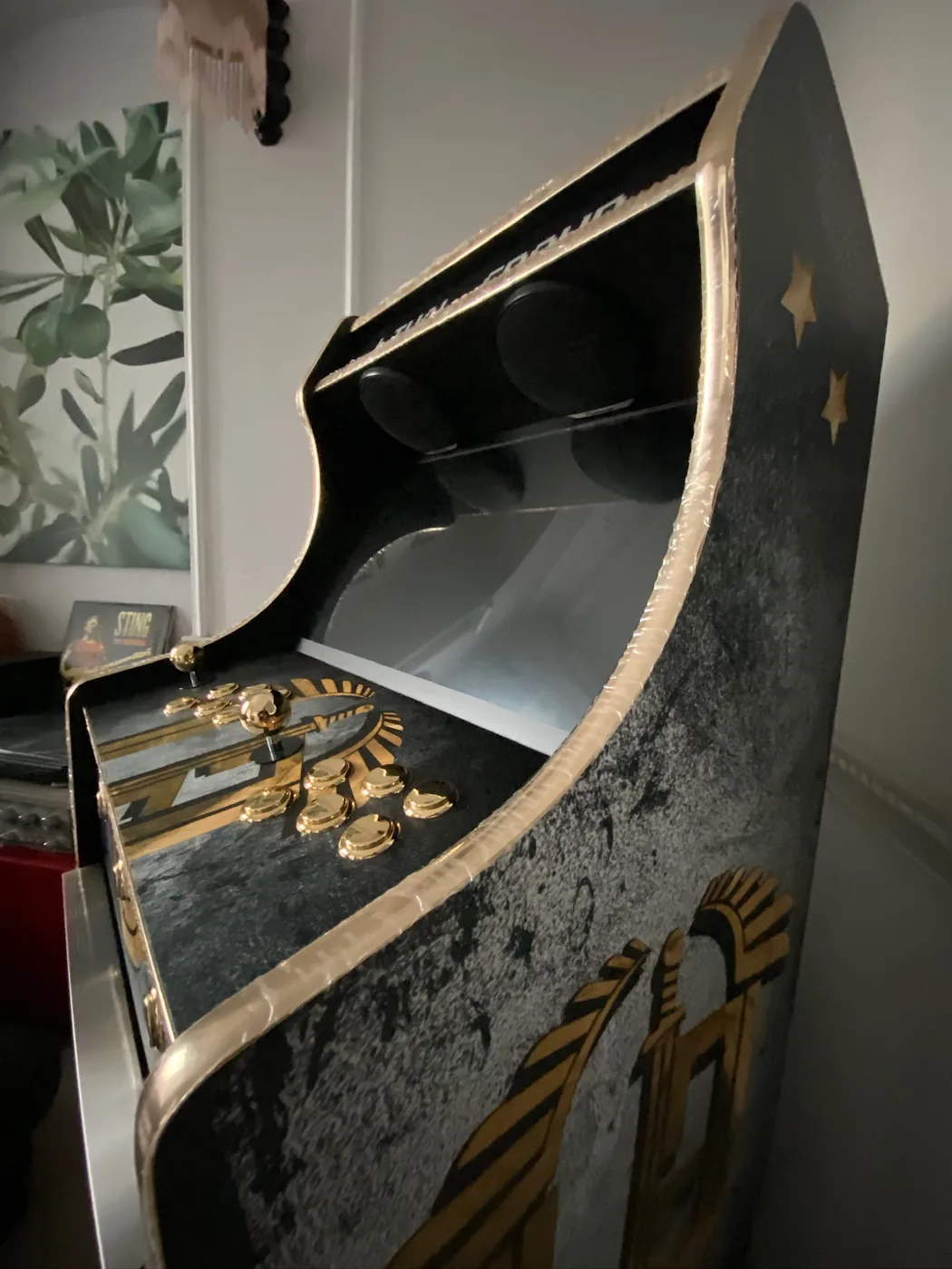 Flanc noir et or de la borne arcade au blason de l'entreprise — Art'cade Design Nice