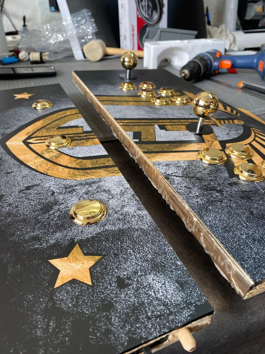 Panneau de contrôle noir et or de la borne arcade en cours de montage — Art'cade Design Nice