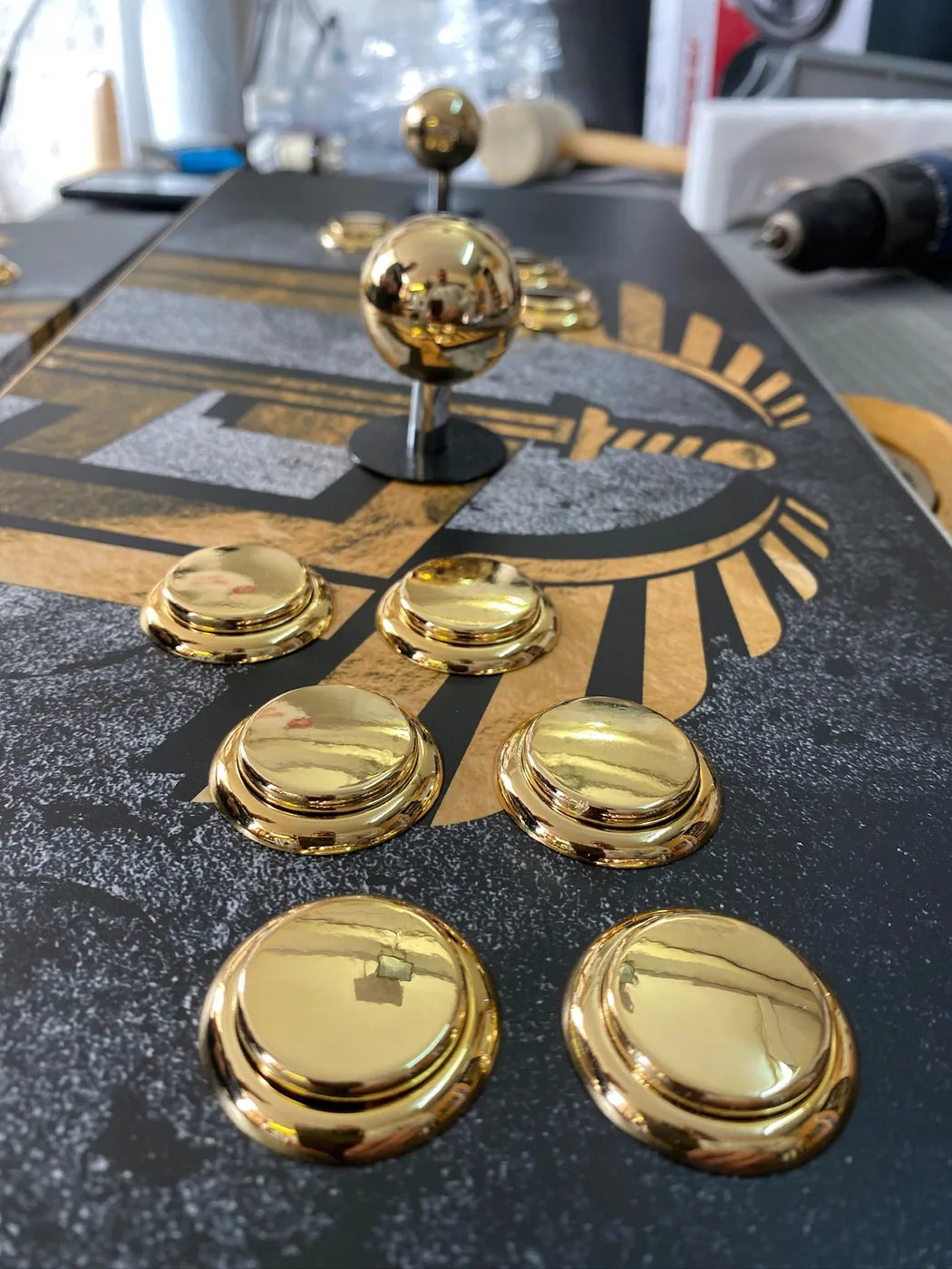 Détail des boutons dorés du panneau de contrôle — Art'cade Design Nice
