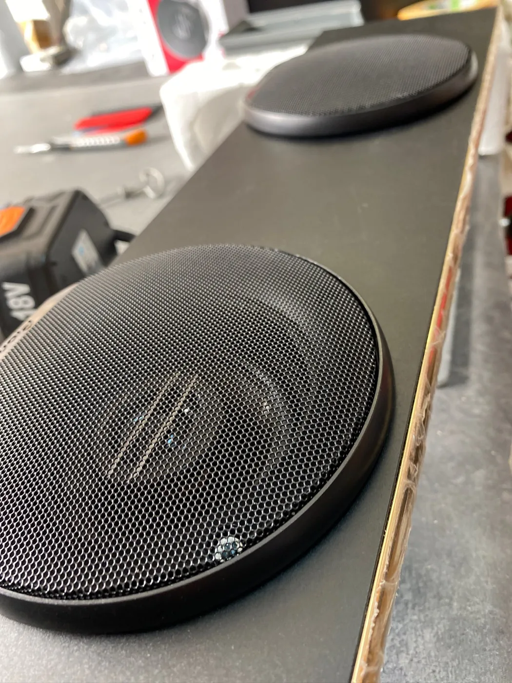 Enceinte intégrée au panneau de la borne arcade Combi — Art'cade Design Nice