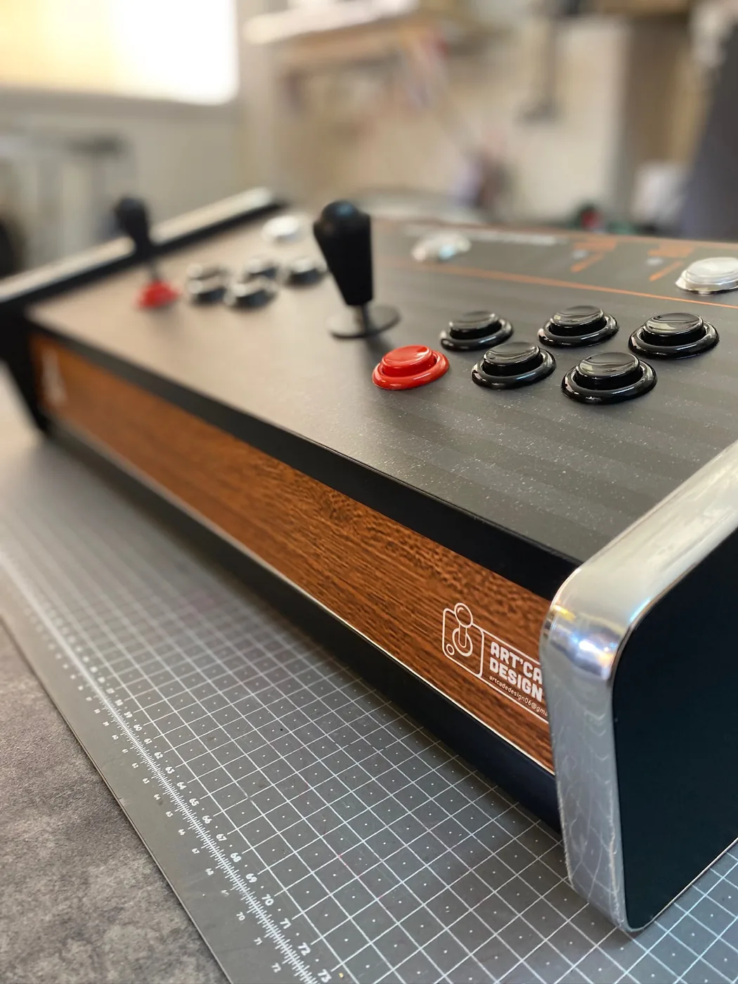 Console de jeux rétro nomade Art'cade Design, façade bois de noyer et finition alu