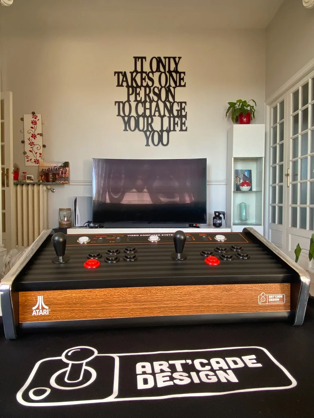 Console de jeux rétro Art'cade Design installée dans un salon, branchée sur la TV