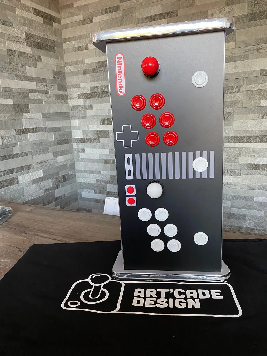 Console de jeux d'arcade hommage aux consoles 8 bits, boutons rouges et blancs — Art'cade Design Nice