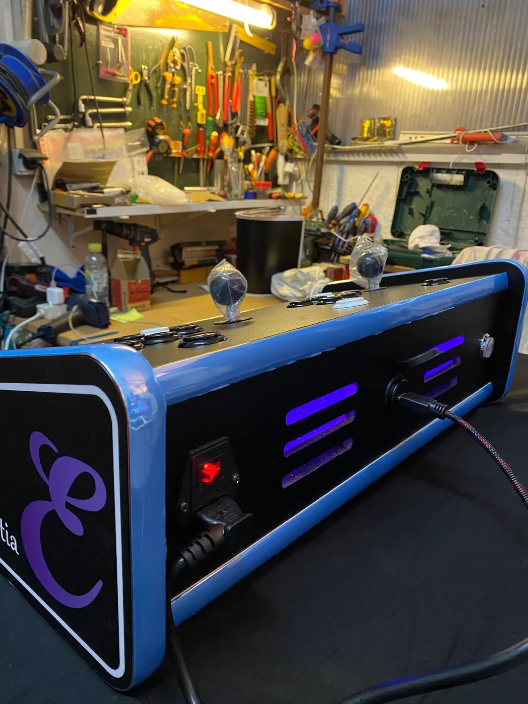 Console de jeux d'arcade personnalisée éclairée en violet à l'atelier — Art'cade Design Nice