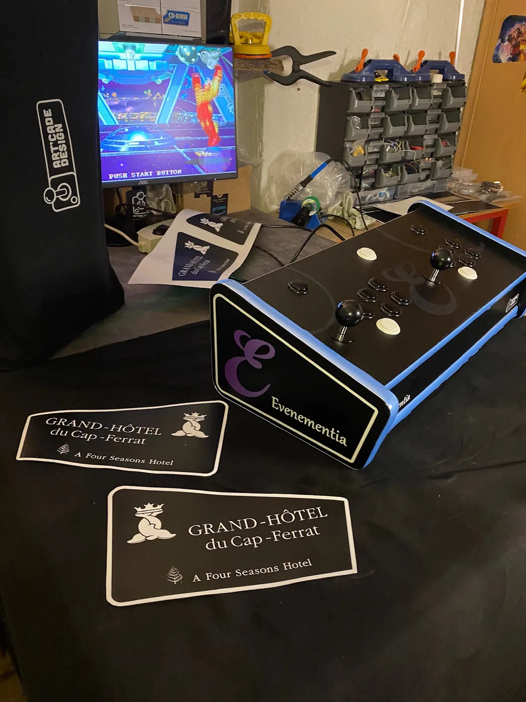 Console de jeux d'arcade personnalisée pour un hôtel, écran de jeu allumé — Art'cade Design Nice