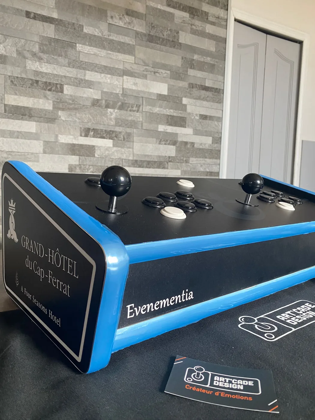 Console de jeux d'arcade bleue personnalisée à l'identité d'un établissement — Art'cade Design Nice