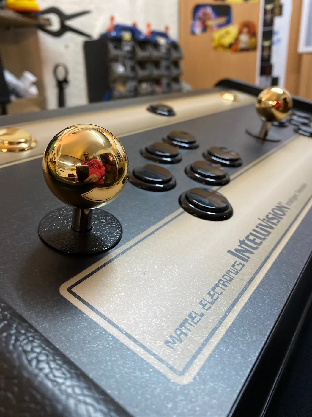 Détail du joystick doré d'une console de jeux d'arcade sur mesure — Art'cade Design Nice