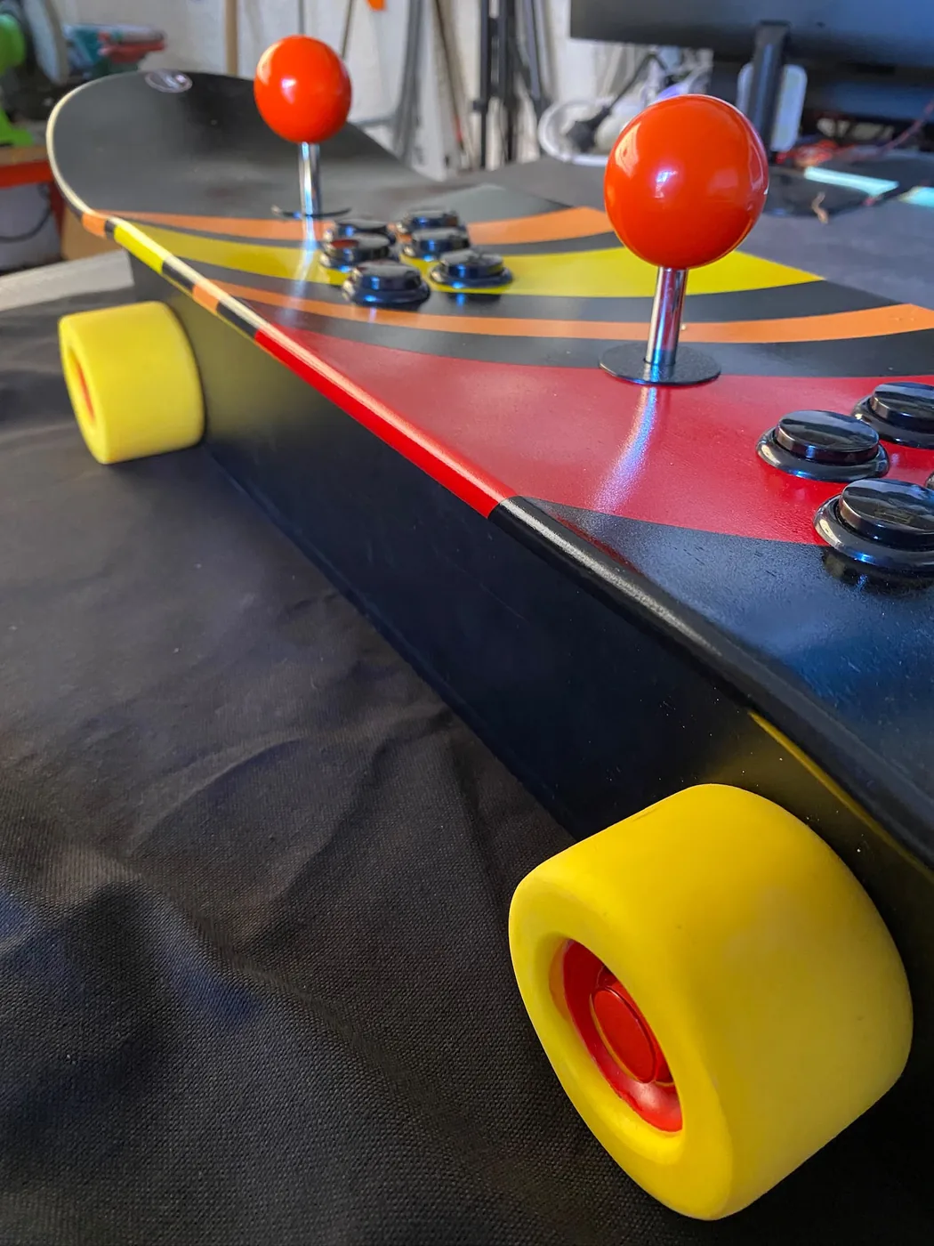 Console de jeux d'arcade fabriquée à partir d'un skateboard reconditionné — Art'cade Design Nice