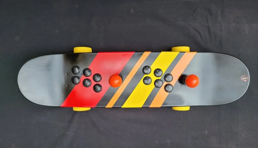 Console skateboard vue du dessus, joysticks et boutons sur le deck — Art'cade Design Nice