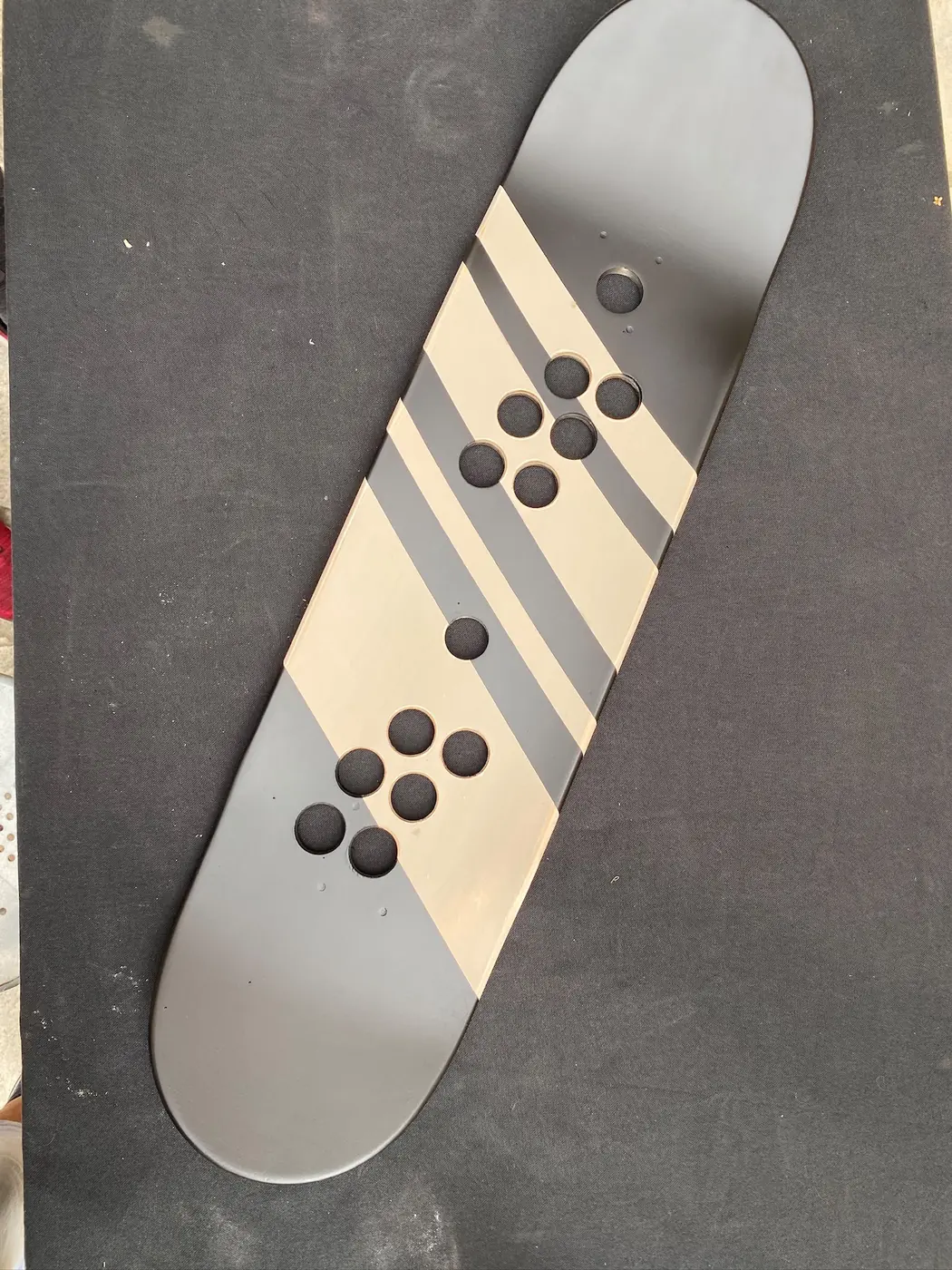Deck de skateboard gris équipé de boutons d'arcade — Art'cade Design Nice