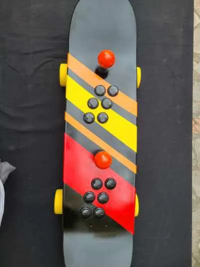 Console skateboard vue de face, roues jaunes conservées — Art'cade Design Nice