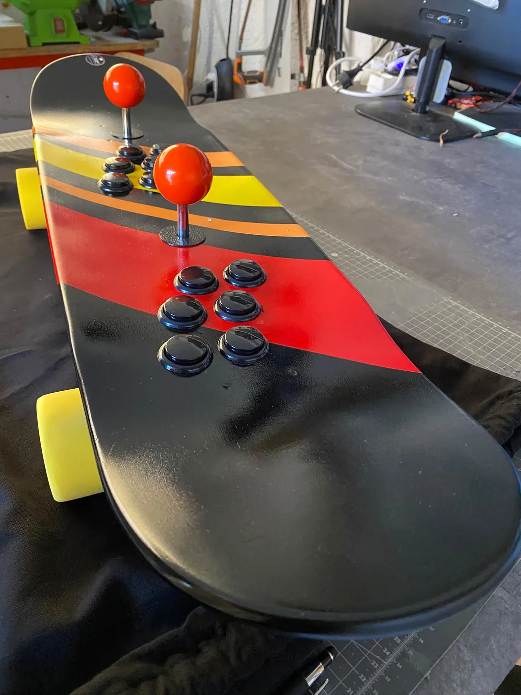 Console skateboard vue de trois quarts sur un plan de travail — Art'cade Design Nice