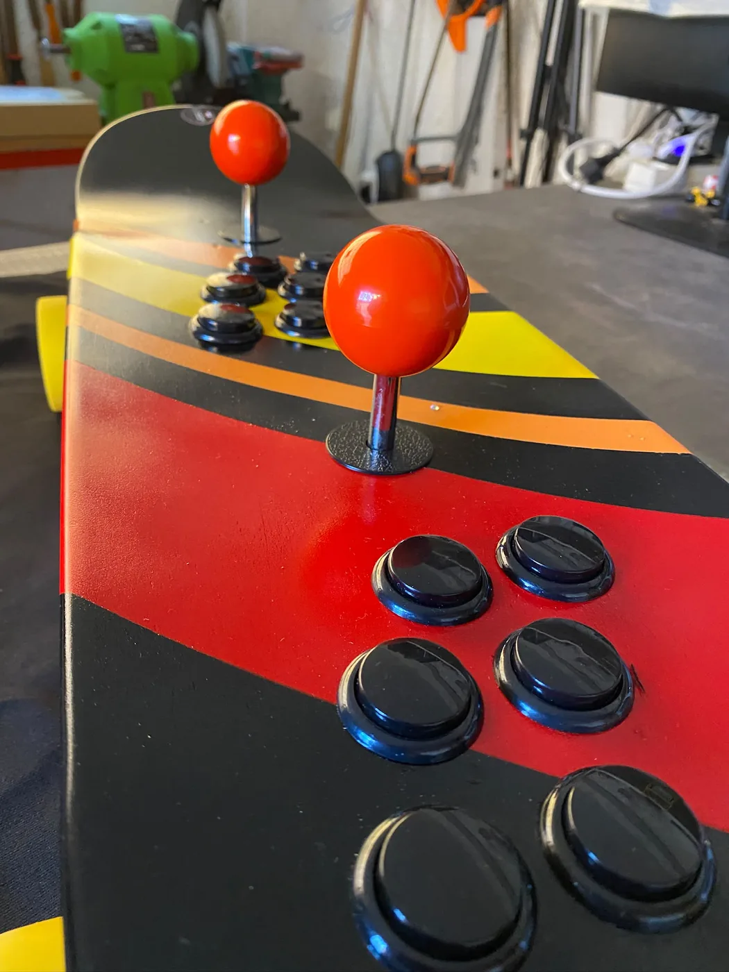 Détail des boutons d'arcade montés sur la planche de skateboard — Art'cade Design Nice