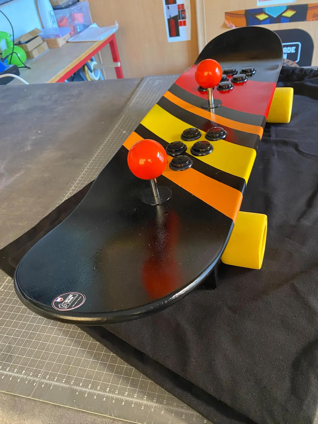 Console skateboard avec ses deux joysticks rouges — Art'cade Design Nice