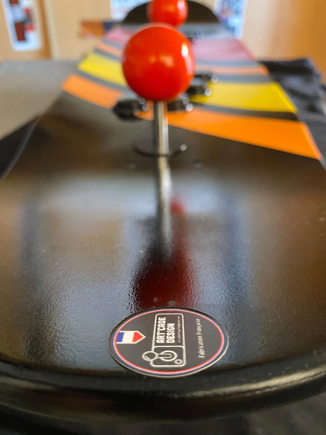 Détail du joystick et de l'étiquette Art'cade Design sur la console skateboard — Art'cade Design Nice