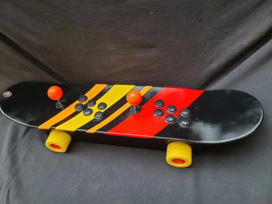 Console skateboard posée, prête à être branchée — Art'cade Design Nice
