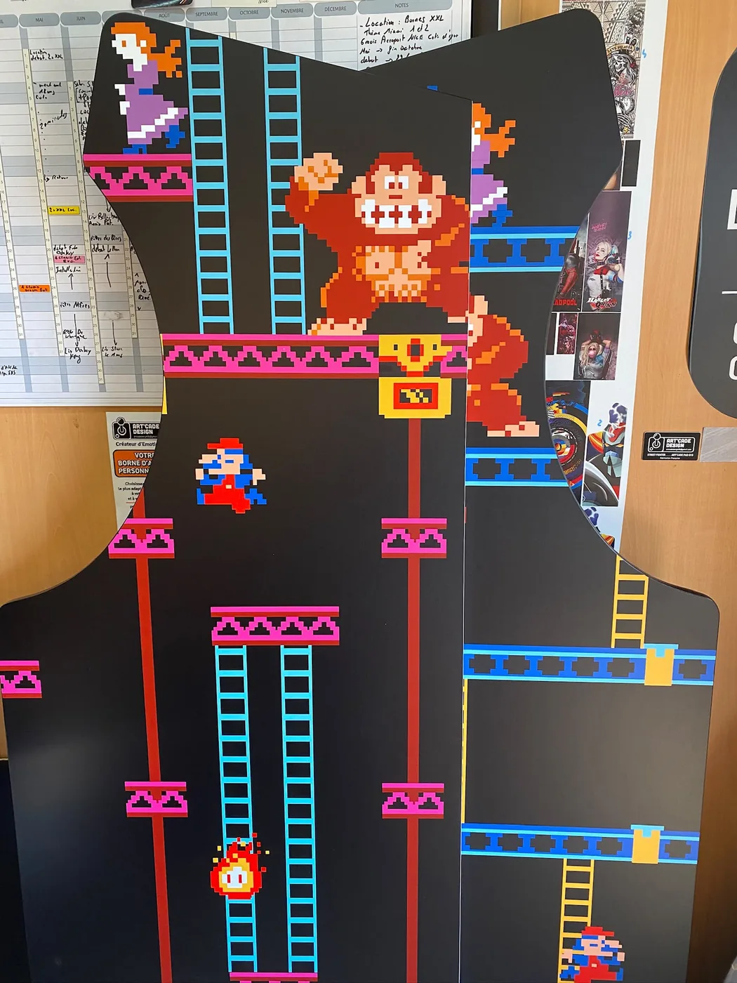 Détail du flanc pixel-art : échelles et barils de Donkey Kong — Art'cade Design Nice