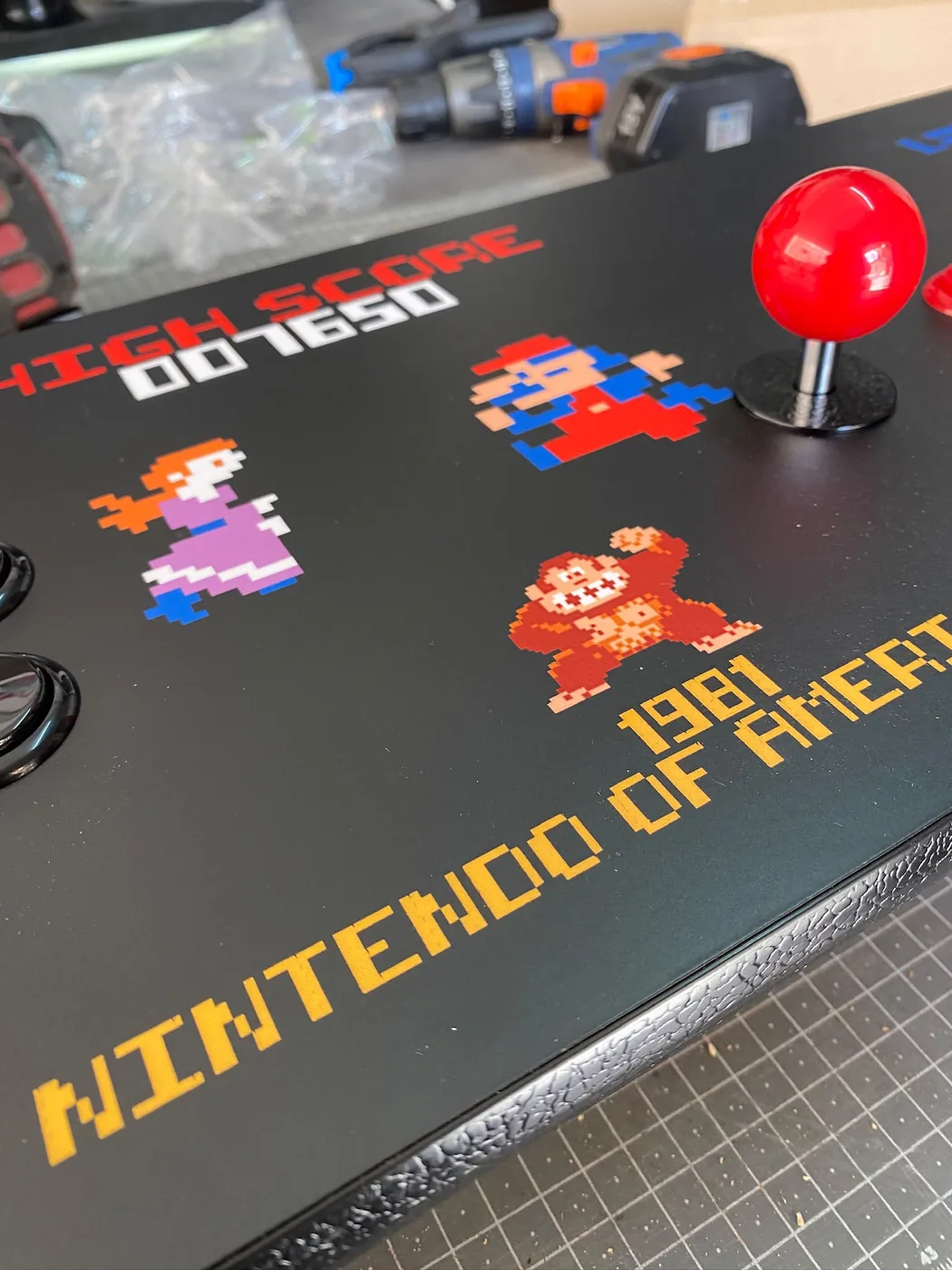 Panneau de contrôle Donkey Kong, boutons rouges et mention Nintendo of America — Art'cade Design Nice