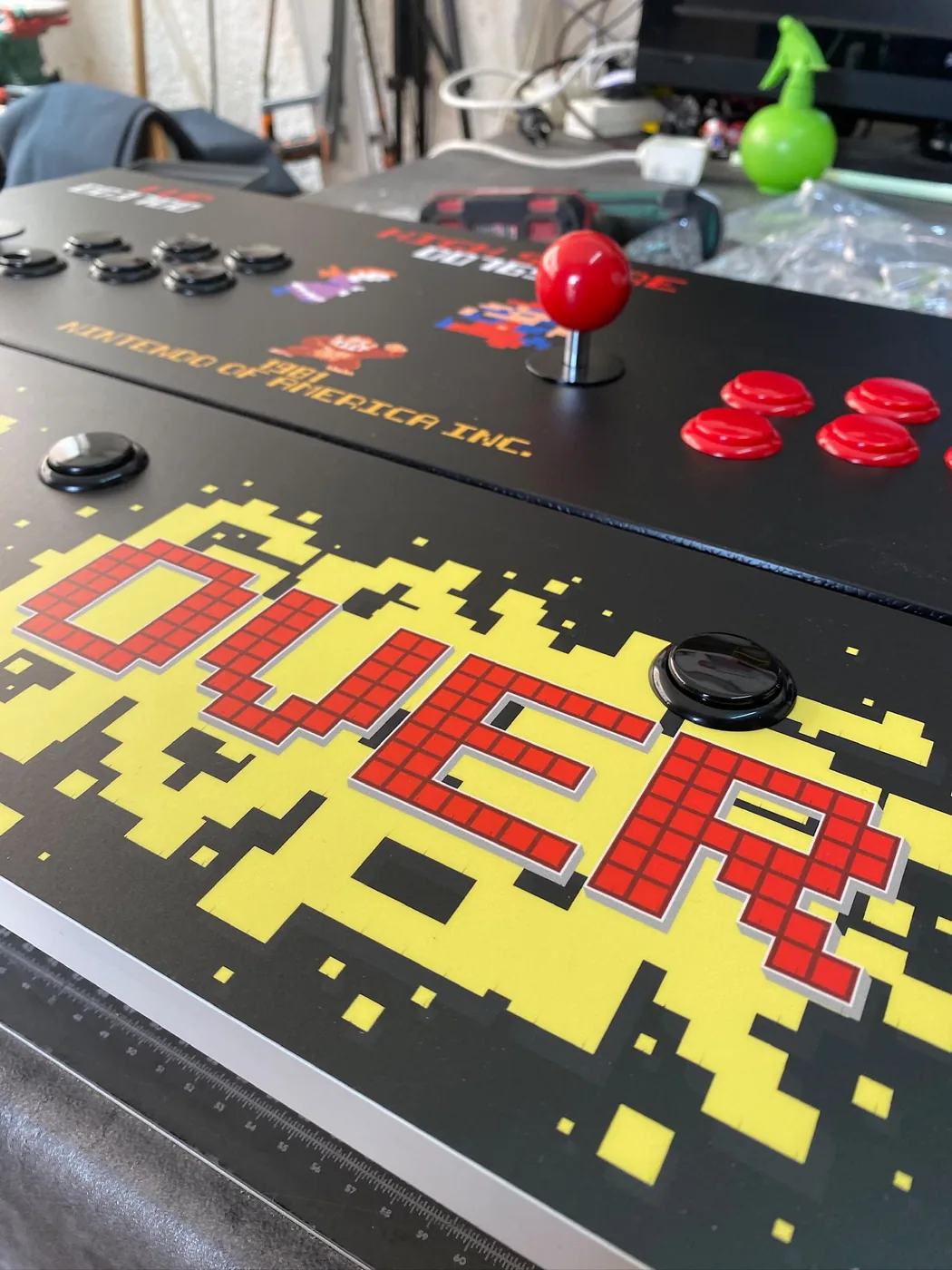 Panneau de contrôle pixel-art « Game Over » de la borne Donkey Kong — Art'cade Design Nice
