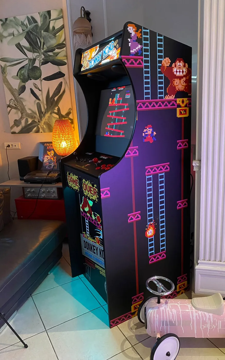Borne arcade Donkey Kong éclairée dans un salon le soir — Art'cade Design Nice