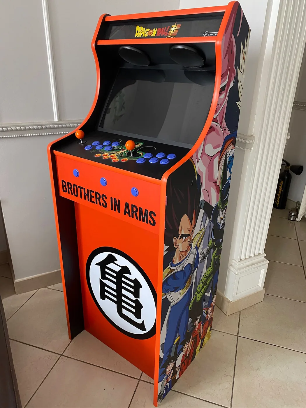 Borne arcade Dragon Ball installée dans un intérieur — Art'cade Design Nice