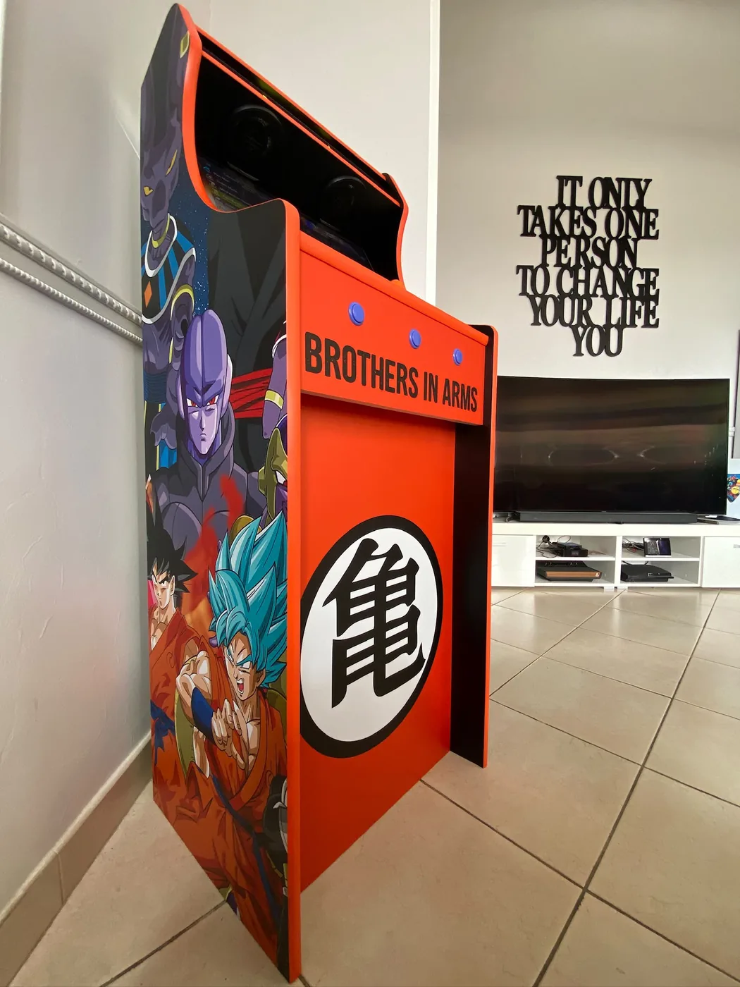 Borne arcade Dragon Ball vue de profil, symbole Kame sur le flanc — Art'cade Design Nice
